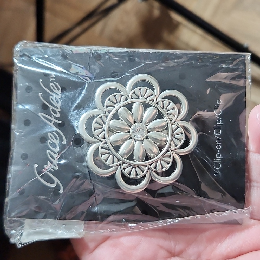 GRACE ADELE Marguerite Medallion Silvertone Bag Purse Clip